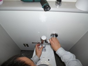5.フラッシュバルブ取付中